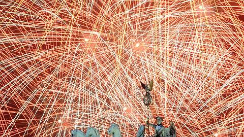 Prosit 2010: Feuerwerk über dem Brandenburger Tor in Berlin