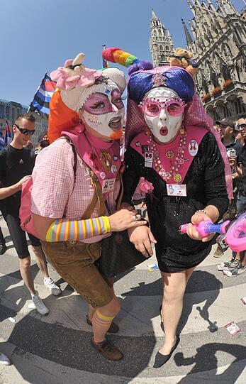 Sie feiern: Schwule, Lesben und Transgender tummeln sich auf Münchens Straßen und feiern den Christopher Street Day 2011