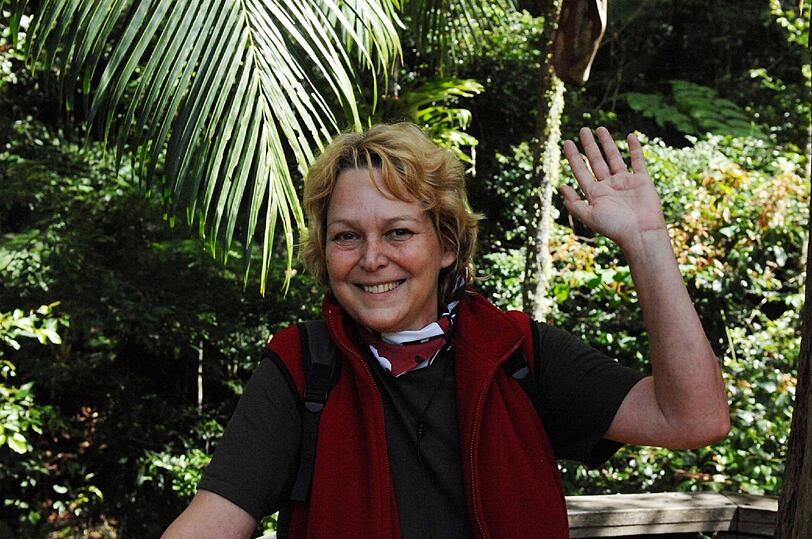 Auch am zehnten Tag im Dschungelcamp hält MIcaela Schäfer nicht viel von Kleidung - stattdessen bewältigt sie die Ekelprüfung so gut wie nackt. Jazzy, Radost und Brigitte rotten sich nach dem Abgang von Ramona zusammen, letztere spendiert den ausgezerrten Mitcampern zum Abschied nicht einmal ihre letzten Zigaretten - und am Ende geht überraschend keiner. Die besten Bilder von Tag 10 im Dschungelcamp.