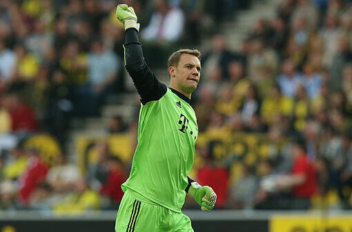 MANUEL NEUER: Note 2: Elfer-Töter gegen Lewandowski (60.)! Sieben Änderungen im Vergleich zum 3:0 in Barcelona &ndash; doch er durfte spielen und die Bayern erstmals als Kapitän aufs Feld führen. Beim 0:1 bekam er die Arme nicht hoch. Zu schwere Binde? Bekam vom BVB-Anhang zu Beginn der zweiten Halbzeit Bananen und Liedgut geschenkt. Nette Borussen!