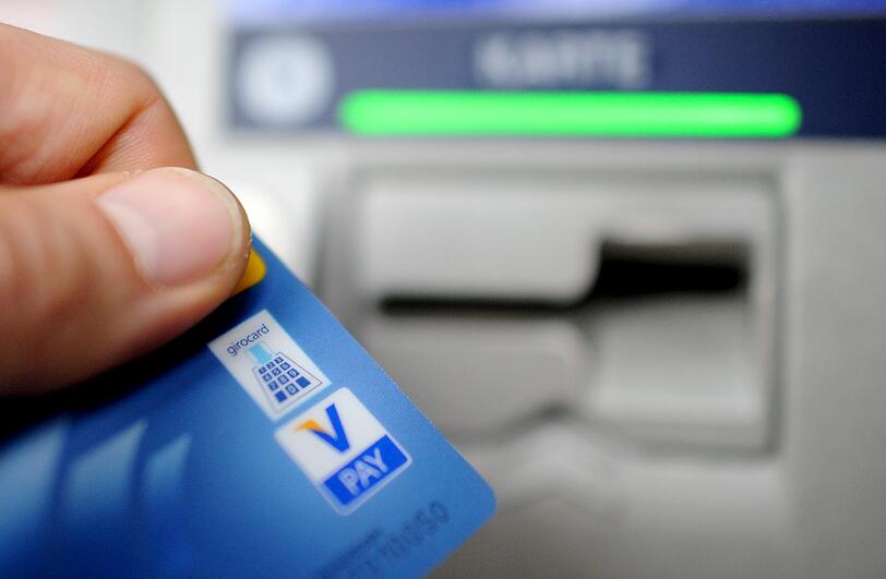 Von dem Konto des 75-Jährigen hat die mutmaßliche Täterin mehrmals Geld abgehoben.