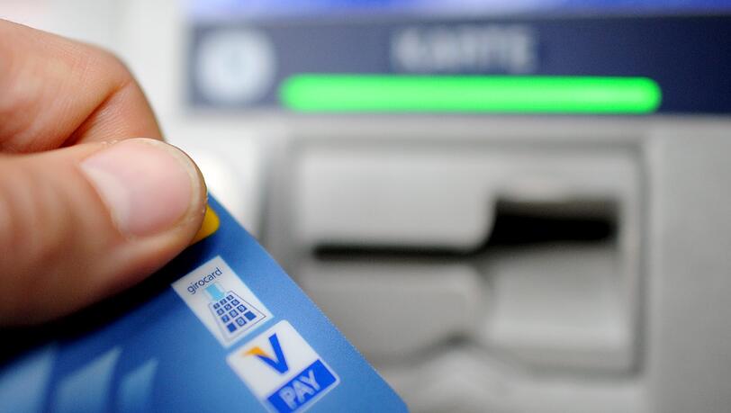Von dem Konto des 75-Jährigen hat die mutmaßliche Täterin mehrmals Geld abgehoben. Von dem Konto des 75-Jährigen hat die mutmaßliche Täterin mehrmals Geld abgehoben.