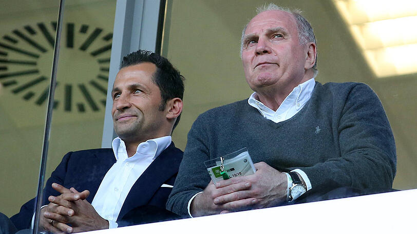 Angespannt: Hasan Salihamidzic (li.) und Uli Hoeneß in Wolfsburg.
