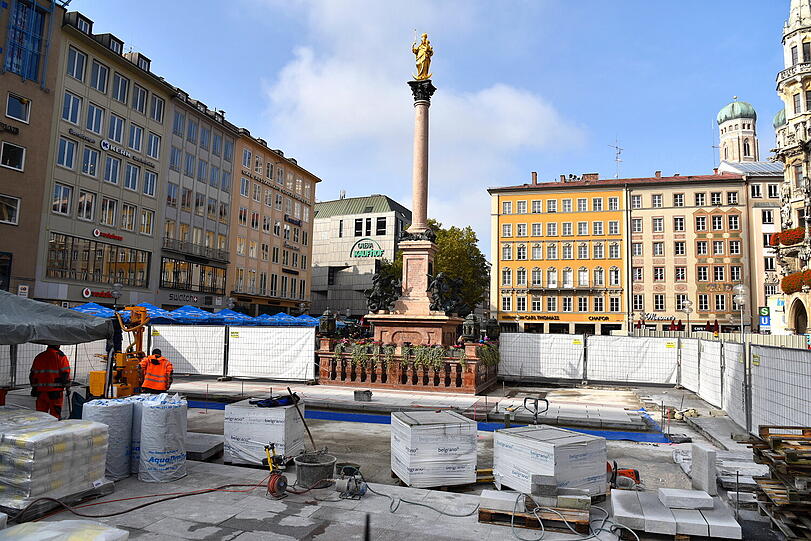 Königsblaue Unterlage für die Bodenplatten am Marienplatz - die Bilder von AZ-Leserreporter Djordje Matkovic