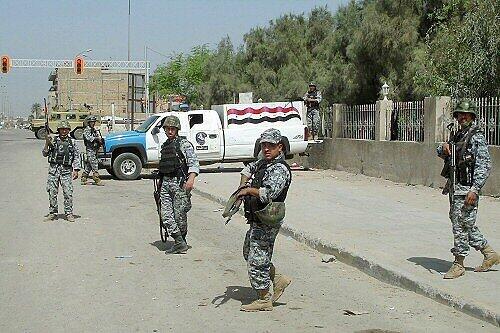 Irakische Polizisten an einem Checkpoint in Basra