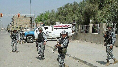 Irakische Polizisten an einem Checkpoint in Basra Irakische Polizisten an einem Checkpoint in Basra
