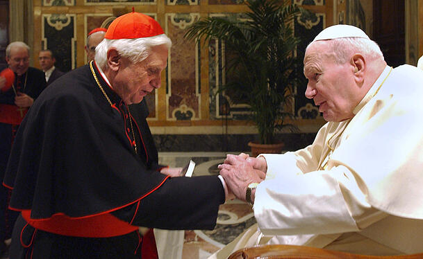 Papst Johannes Paul II. (r.) holt Joseph Kardinal Ratzinger 1981 nach Rom. Dann wird er als Benedikt XVI. sein Nachfolger. Papst Johannes Paul II. (r.) holt Joseph Kardinal Ratzinger 1981 nach Rom. Dann wird er als Benedikt XVI. sein Nachfolger.