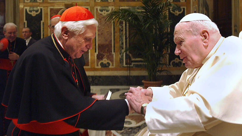 Papst Johannes Paul II. (r.) holt Joseph Kardinal Ratzinger 1981 nach Rom. Dann wird er als Benedikt XVI. sein Nachfolger.