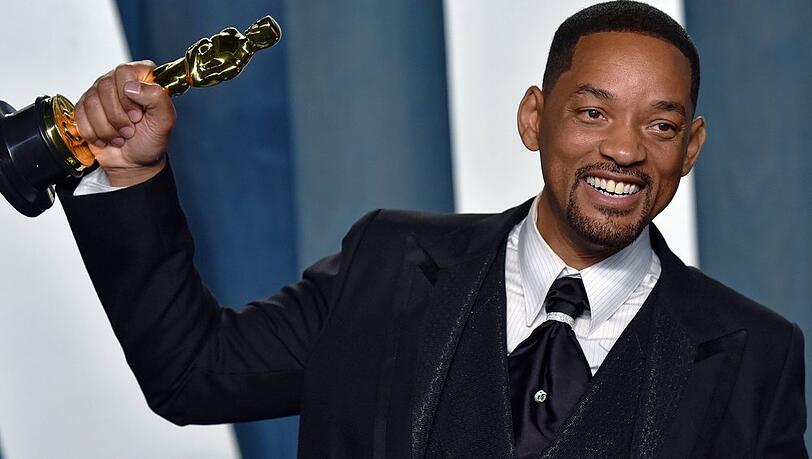 Nach seiner berüchtigten Ohrfeige durfte Will Smith seinen Oscar als "Bester Hauptdarsteller" auf der Bühne in Empfang nehmen.