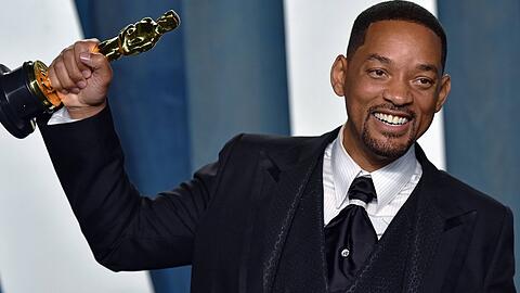 Nach seiner berüchtigten Ohrfeige durfte Will Smith seinen Oscar als "Bester Hauptdarsteller" auf der Bühne in Empfang nehmen.