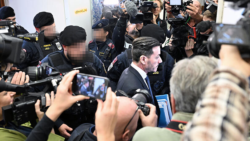 Der Angeklagte René Benko verlässt nach der Urteilsverkündung am zweiten Verhandlungstag das Landesgericht. Der Ex-Milliardär ist wegen Schädigung seiner Gläubiger zu zwei Jahren Haft verurteilt worden. Das Verfahren gilt als Auftakt einer möglichen Prozess-Serie rund um die größte Pleite in der jüngeren Geschichte Österreichs. Der Angeklagte René Benko verlässt nach der Urteilsverkündung am zweiten Verhandlungstag das Landesgericht. Der Ex-Milliardär ist wegen Schädigung seiner Gläubiger zu zwei Jahren Haft verurteilt worden. Das Verfahren gilt als Auftakt einer möglichen Prozess-Serie rund um die größte Pleite in der jüngeren Geschichte Österreichs.