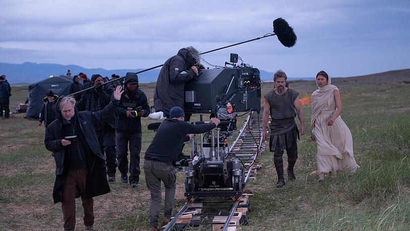 Regisseur Christopher Nolan (links) mit erstmals portabler IMAX-Kamera beim Dreh. Regisseur Christopher Nolan (links) mit erstmals portabler IMAX-Kamera beim Dreh.
