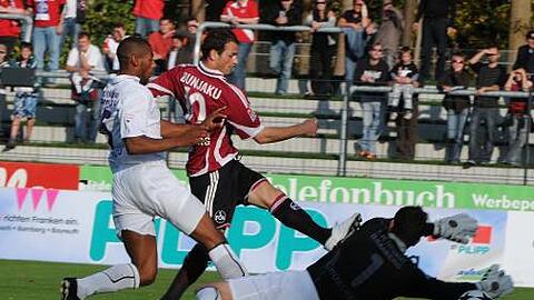 Das roch nach Schützenfest, wurde aber keines: Club-Stürmer Albert Bunjaku (Mitte) traf bereits nach drei Minuten zum 1:0 gegen Bamberg.