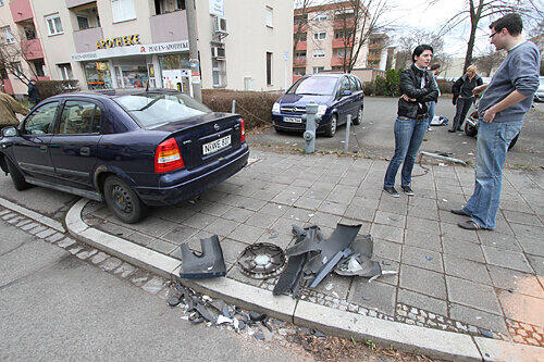 Volltreffer auf der gegenüberliegenden Straßenseite. Erst danach kam die betagte Autofahrerin zum Stehen.