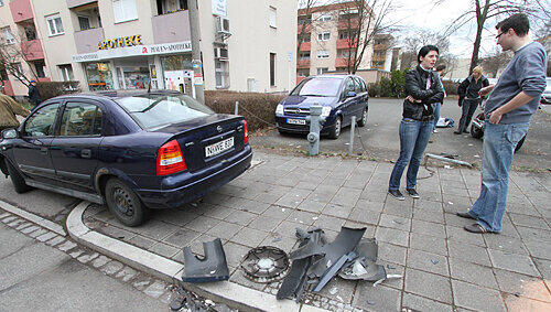 Volltreffer auf der gegenüberliegenden Straßenseite. Erst danach kam die betagte Autofahrerin zum Stehen. Volltreffer auf der gegenüberliegenden Straßenseite. Erst danach kam die betagte Autofahrerin zum Stehen.