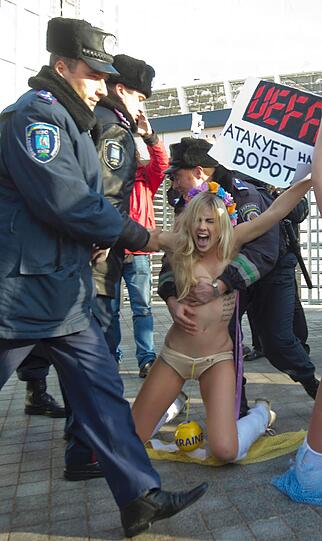Oben ohne protestieren Frauen der Organisation FEMEN in Kiew gegen Prostitution - die ihrer Meinung nach zur Fußball-EM rapide zunehmen wird.