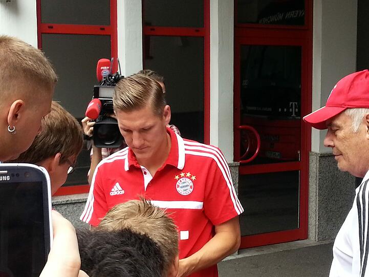 Auf dem Weg von der Säbener Straße zum Mannschaftshotel. Die Bayern-Stars gaben wartenden Fans vor dem Bundesliga-Auftakt noch ein paar Autogramme. Hier die Bilder.