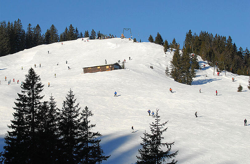 Die verschiedenen Abfahrten im Gebiet Spitzingsee-Tegernsee sind sowohl für Familien, als auch für Profi-Wintersportler geeignet.