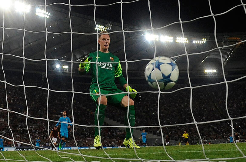 Ein schockierter Marc-Andre ter Stegen sieht wie der Ball im Tor einschlägt.
