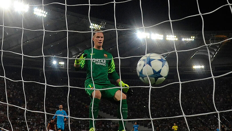 Ein schockierter Marc-Andre ter Stegen sieht wie der Ball im Tor einschlägt. Ein schockierter Marc-Andre ter Stegen sieht wie der Ball im Tor einschlägt.