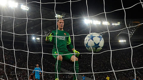Ein schockierter Marc-Andre ter Stegen sieht wie der Ball im Tor einschlägt.