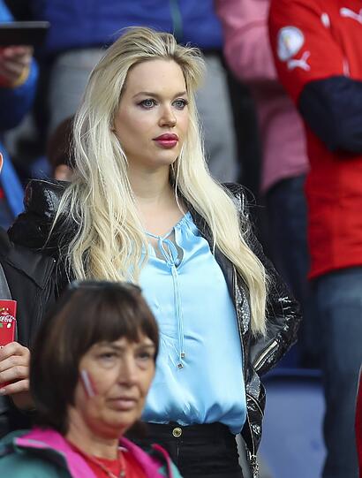 Der (Noch-)Löwe Rubin Okotie hatte sein Angetraute Vanessa beim Spiel gegen Portugal dabei.
