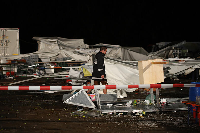 Das schwere Unwetter forderte bei einem Österreichischen Feuerwehr-Fest zwei Todesopfer. Die Bilder vom Unglücksort.