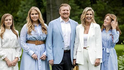König Willem-Alexander der Niederlande (M), seine Frau Königin Máxima (2.v.r) sowie die gemeinsamen Töchter Prinzessin Ariane (l), Prinzessin Catharina-Amalia (2.v.l) und Prinzessin Alexia (r).