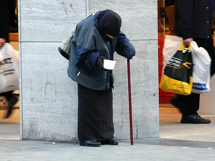 In der Kölner Innenstadt bittet eine alte Frau um Almosen: Über das Ausmaß der Altersarmut wird immer wieder gestritten.