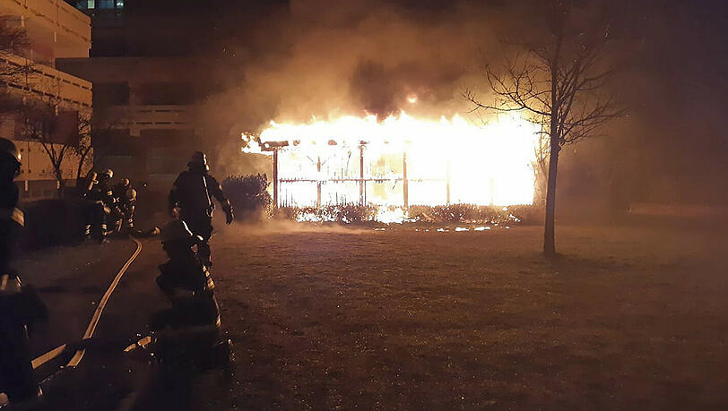 Fritz-Berner-Straße, 6. März: Das Müllhaus steht in Flammen.