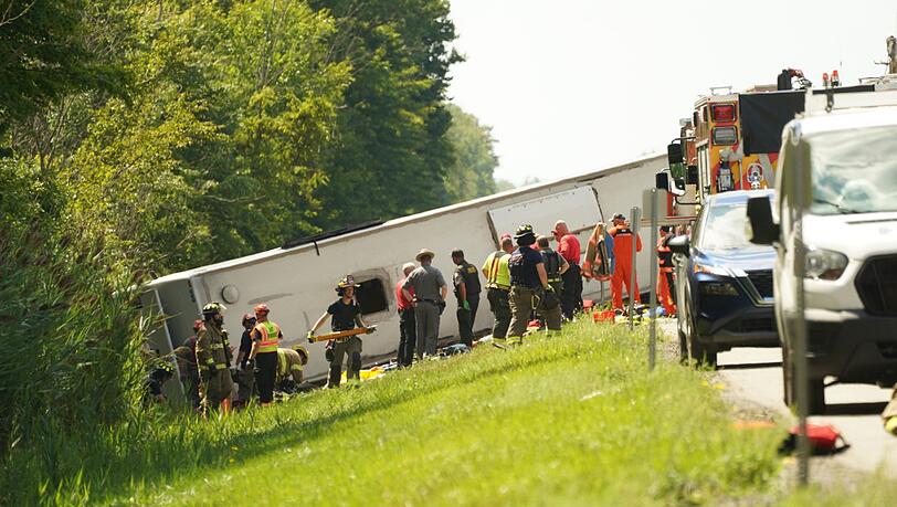 In dem Reisebus seien mehr als 50 Passagiere gewesen, darunter Frauen und Kinder, hieß es von der Polizei.