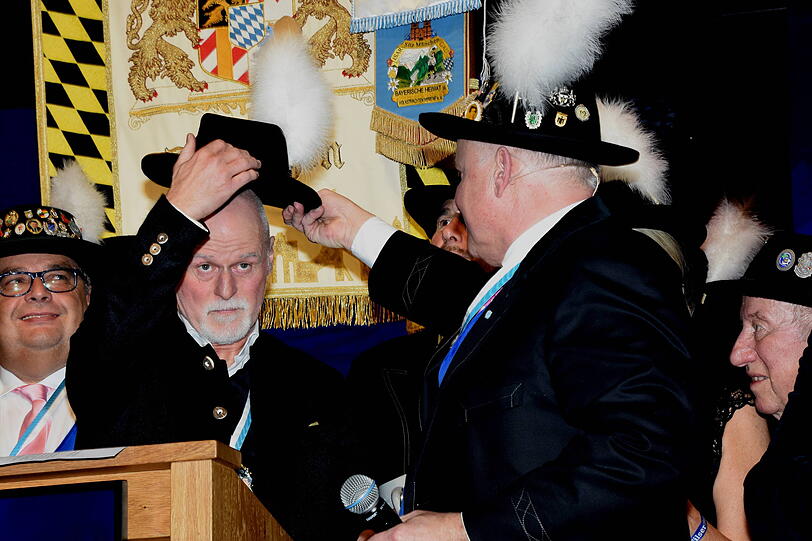 Filserpräsident Christian Schottenhamel ernennt Markus Meindl zum neuen Ehren-Filser. und überreicht ihm den Filserhut.