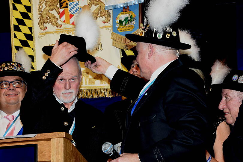 Filserpr&auml;sident Christian Schottenhamel ernennt Markus Meindl zum neuen Ehren-Filser. und &uuml;berreicht ihm den Filserhut.