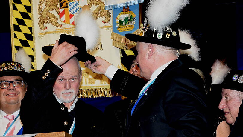 Filserpr&auml;sident Christian Schottenhamel ernennt Markus Meindl zum neuen Ehren-Filser. und &uuml;berreicht ihm den Filserhut.