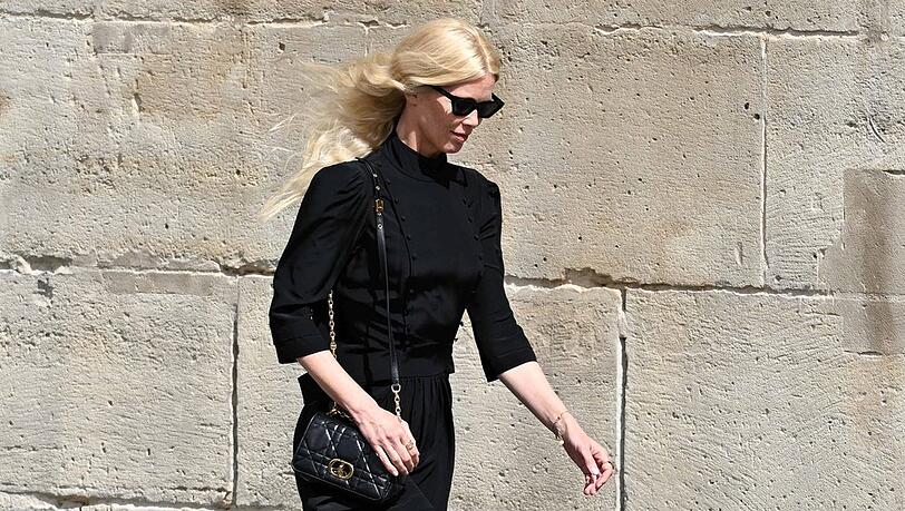 Claudia Schiffer auf dem Weg zur Trauerfeier von Mathilde Favier.