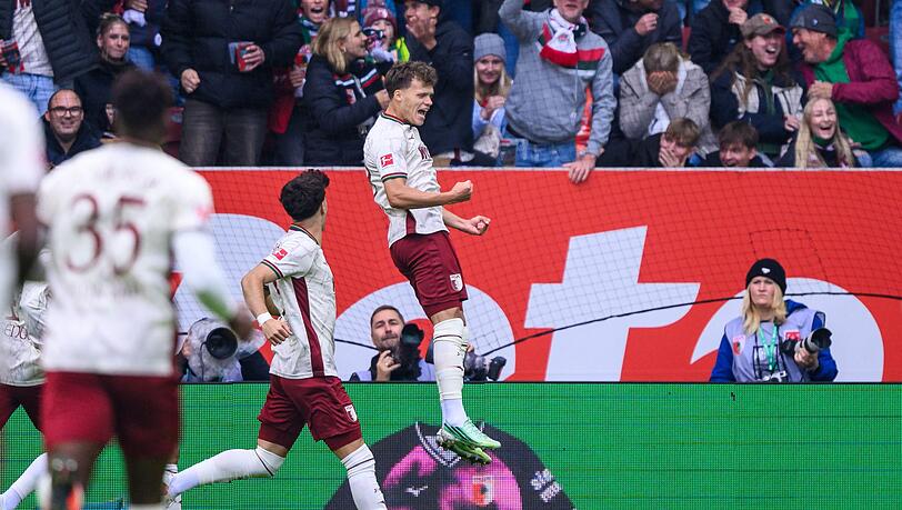 Augsburg-Profi Fellhauer jubelt nach seinem Bundesliga-Rekordtreffer. Augsburg-Profi Fellhauer jubelt nach seinem Bundesliga-Rekordtreffer.