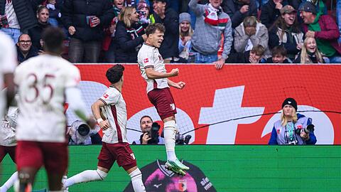 Augsburg-Profi Fellhauer jubelt nach seinem Bundesliga-Rekordtreffer.