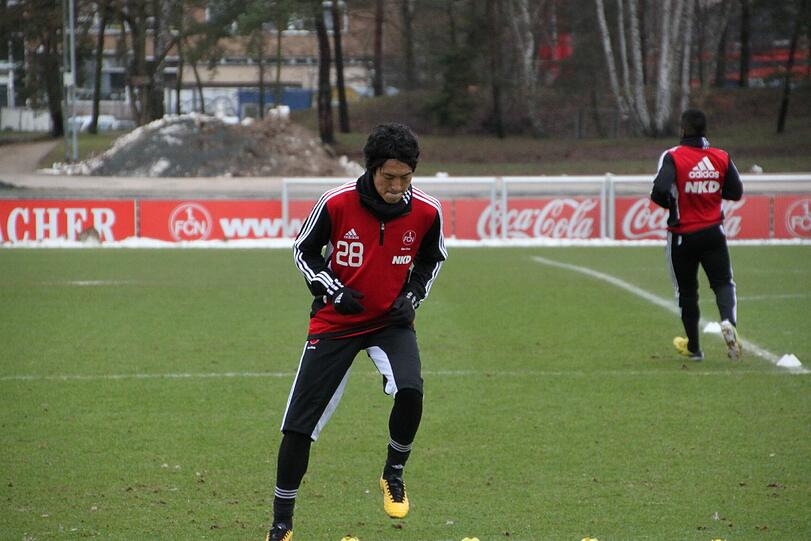 Konditionsübungen für Neuzugang Kanazaki und die Feldspieler.