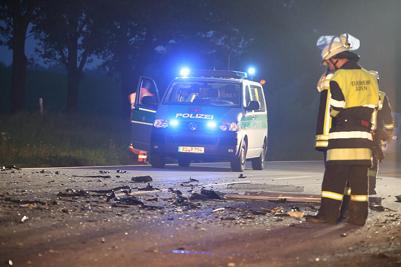 Schlimmer Unfall auf der B15: Zwischen Wasserburg und Haag ist ein Auto gegen einen Lastwagen gekracht. Der Fahrer des Wagens starb auf der Straße.