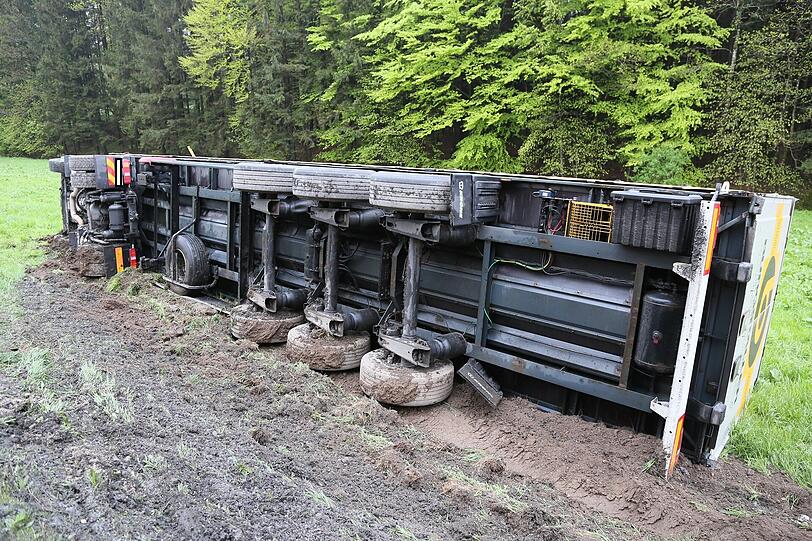 Ein 42-jähriger Ungar war auf der B12 von München Richtung Mühldorf unterwegs, als von der Fahrbahn abkam.