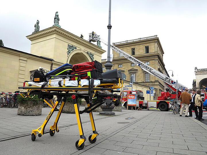 Blitzeinschlag beim Tor zum Hofgarten: Die Bilder vom Feuerwehreinsatz.