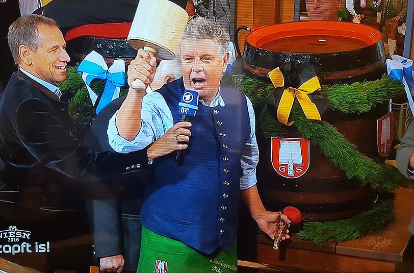 Zwei Schläge beim dritten Mal: In seinem dritten Jahr als Oberbürgermeister braucht Dieter Reiter zwei Schläge und das erste Fassl Bier im Schottenhamel ist angezapt.