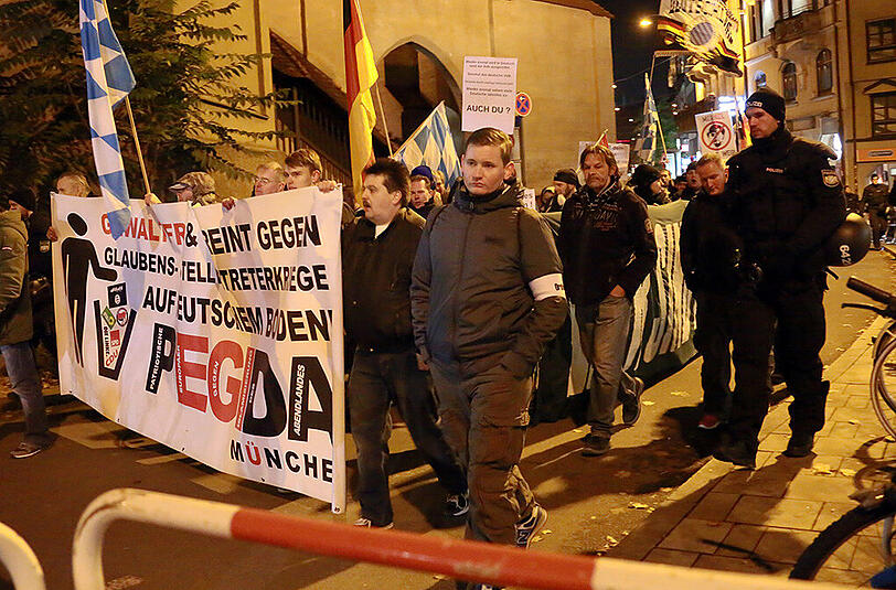 Nach der Kundgebung am Odeonsplatz folgte der übliche "Spaziergang" durch die Münchner Innenstadt mit großem Polizeiaufgebot. Rechts im Bild: Dan Eising von der Nürnberger Pegida-Bewegung "Nügida".