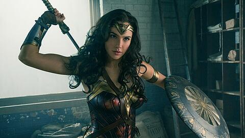 "Wonder Woman" mit Gal Gadot war nicht nur einer der erfolgreichsten Filme des Sommers, sondern wurde auch zum Symbol für starke Frauen vor und hinter der Kamera. Allerdings nicht für alle ...