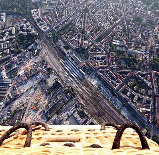 Für dieses Foto vom Ostbahnhof und dem gegenüberliegenden Orleansplatz, von dem die Straßen sternförmig abgehen, ist AZ-Stadtspaziergänger Sigi Müller mal in die Luft gegangen &ndash; mit einem Ballon.