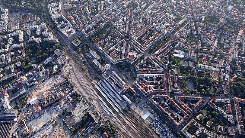 Für dieses Foto vom Ostbahnhof und dem gegenüberliegenden Orleansplatz, von dem die Straßen sternförmig abgehen, ist AZ-Stadtspaziergänger Sigi Müller mal in die Luft gegangen – mit einem Ballon. Für dieses Foto vom Ostbahnhof und dem gegenüberliegenden Orleansplatz, von dem die Straßen sternförmig abgehen, ist AZ-Stadtspaziergänger Sigi Müller mal in die Luft gegangen – mit einem Ballon.