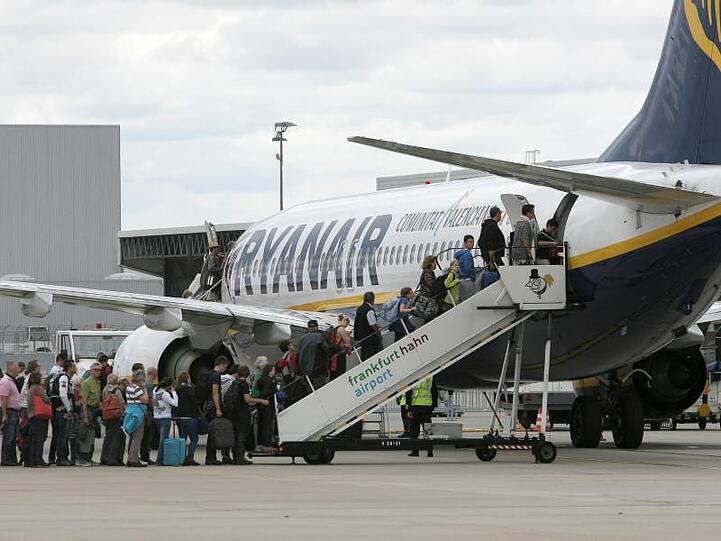 Billiger als Zugfahren: Passagiere steigen in ein Flugzeug der irischen Low-Cost-Airline Ryanair.