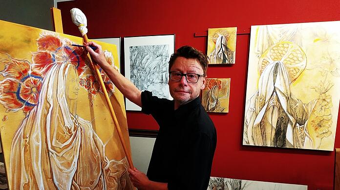 Künstler Lars Herrmann (53) freut sich, dass endlich wieder eine Ausstellung stattfinden kann.