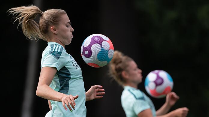 Die DFB-Frauen haben bei der EM die Erwartungen schon übertroffen: Laura Freigang (l) und Linda Dallmann beim Training.