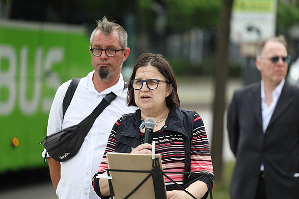 Augenzeugin Daniela Huber, neben ihr Benjamin Neudek vom Verein Straßenbahnfreunde. Augenzeugin Daniela Huber, neben ihr Benjamin Neudek vom Verein Straßenbahnfreunde.
